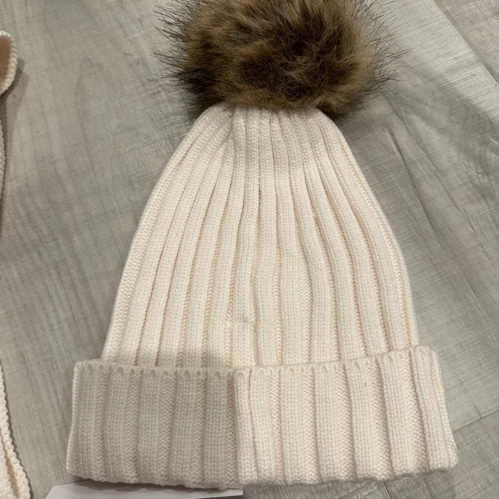 NWT VENUS Matching Pom Pom Hat and Scarf - Picture 3 of 4